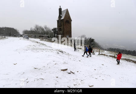 Rivington, jardins, Bolton, Lancashire, UK. 6 Février, 2018. Météo britannique. Scènes d'hiver à Rivington, jardins, Bolton, Lancashire comme un manteau de neige recouvre le sol dans ce qui devrait être la semaine la plus froide de l'année. Les marcheurs braver les conditions de froid près de la tour à pigeons. Photo par Paul Heyes, mardi 06 février, 2018. Crédit : Paul Heyes/Alamy Live News Banque D'Images