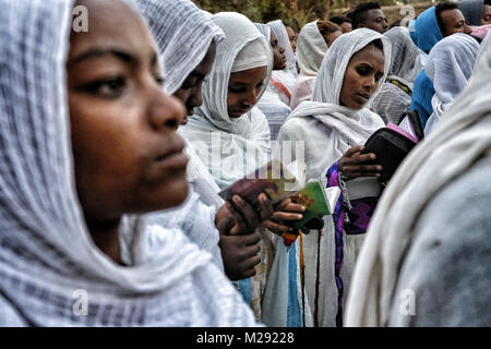 19 janvier 2018 - Gondar, région d'Amhara, en Éthiopie - Les femmes priaient dans Fasilides baignoire..Ce festival Timkat, une fête chrétienne orthodoxe de l'Epiphanie, se souvient du baptême de Jésus au Jourdain. Pendant le festival, tabots, modèles de l'arche de l'Alliance, sont prises par les églises autour de la ville de Gondar et ont défilé dans les rues de Fasilides baignoire. Où enfin les pèlerins finissent par se baigner dans l'eau bénie par les prêtres. (Crédit Image : © Oscar Espinosa/SOPA via Zuma sur le fil) Banque D'Images
