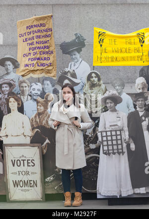 Trafalgar Square, Londres, le 6 février 2018. Les touristes et les Londoniens d'interagir avec l'exposition d'une collection d'images de taille réelle de les suffragettes forment une exposition publique sur Trafalgar Square, partie de maire de Londres Sadiq Khan célébrant la campagne de la contribution des femmes à la capitale et le centenaire du vote des femmes. Credit : Imageplotter News et Sports/Alamy Live News Banque D'Images