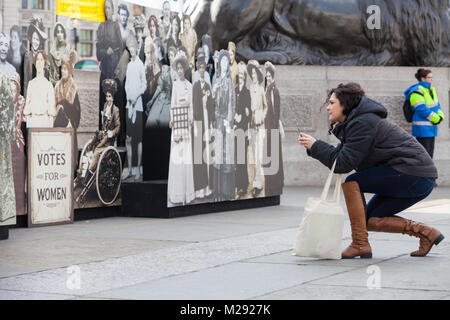 Trafalgar Square, Londres, le 6 février 2018. Les touristes et les Londoniens d'interagir avec l'exposition d'une collection d'images de taille réelle de les suffragettes forment une exposition publique sur Trafalgar Square, partie de maire de Londres Sadiq Khan célébrant la campagne de la contribution des femmes à la capitale et le centenaire du vote des femmes. Credit : Imageplotter News et Sports/Alamy Live News Banque D'Images