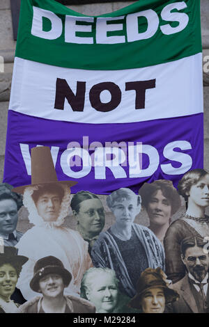 Trafalgar Square, Londres, le 6 février 2018. Les touristes et les Londoniens d'interagir avec l'exposition d'une collection d'images de taille réelle de les suffragettes forment une exposition publique sur Trafalgar Square, partie de maire de Londres Sadiq Khan célébrant la campagne de la contribution des femmes à la capitale et le centenaire du vote des femmes. Credit : Imageplotter News et Sports/Alamy Live News Banque D'Images