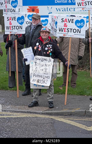 Weston-super-Mare, Royaume-Uni. 6 Février, 2018. Les manifestants protestent contre la fermeture du jour au lendemain de l'accident et d'urgence de l'Hôpital général de Weston. En dépit des assurances que la fermeture n'est qu'une mesure temporaire, il a été en vigueur depuis juillet 2017, et d'une récente proposition de fusion entre Weston Area Health NHS Trust et les hôpitaux de l'Université Bristol NHS Foundation Trust a créé plus d'incertitude sur l'avenir de l'Hôpital général de Weston. Keith Ramsey/Alamy Live News Banque D'Images