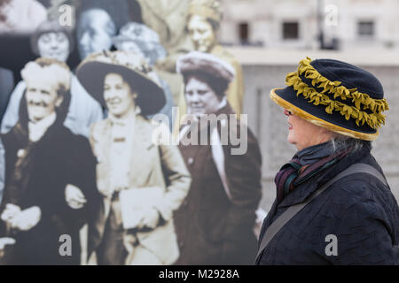 Trafalgar Square, Londres, le 6 février 2018. Une femme dans un chapeau de suffragettes a parcouru tout le chemin de la Nouvelle-Zélande pour célébrer la journée. Les touristes et les Londoniens d'interagir avec l'exposition d'une collection d'images de taille réelle de les suffragettes forment une exposition publique sur Trafalgar Square, partie de maire de Londres Sadiq Khan célébrant la campagne de la contribution des femmes à la capitale et le centenaire du vote des femmes. Credit : Imageplotter News et Sports/Alamy Live News Banque D'Images