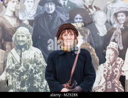 Trafalgar Square, Londres, le 6 février 2018. Les touristes et les Londoniens d'interagir avec l'exposition d'une collection d'images de taille réelle de les suffragettes forment une exposition publique sur Trafalgar Square, partie de maire de Londres Sadiq Khan célébrant la campagne de la contribution des femmes à la capitale et le centenaire du vote des femmes. Credit : Imageplotter News et Sports/Alamy Live News Banque D'Images