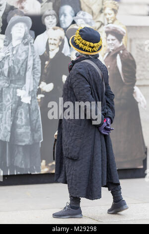 Trafalgar Square, Londres, le 6 février 2018. Une femme dans un chapeau de suffragettes a parcouru tout le chemin de la Nouvelle-Zélande pour célébrer la journée. Les touristes et les Londoniens d'interagir avec l'exposition d'une collection d'images de taille réelle de les suffragettes forment une exposition publique sur Trafalgar Square, partie de maire de Londres Sadiq Khan célébrant la campagne de la contribution des femmes à la capitale et le centenaire du vote des femmes. Credit : Imageplotter News et Sports/Alamy Live News Banque D'Images