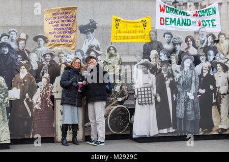 Trafalgar Square, Londres, le 6 février 2018. Les touristes et les Londoniens d'interagir avec l'exposition d'une collection d'images de taille réelle de les suffragettes forment une exposition publique sur Trafalgar Square, partie de maire de Londres Sadiq Khan célébrant la campagne de la contribution des femmes à la capitale et le centenaire du vote des femmes. Credit : Imageplotter News et Sports/Alamy Live News Banque D'Images