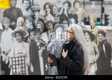 Trafalgar Square, Londres, le 6 février 2018. Les touristes et les Londoniens d'interagir avec l'exposition d'une collection d'images de taille réelle de les suffragettes forment une exposition publique sur Trafalgar Square, partie de maire de Londres Sadiq Khan célébrant la campagne de la contribution des femmes à la capitale et le centenaire du vote des femmes. Credit : Imageplotter News et Sports/Alamy Live News Banque D'Images