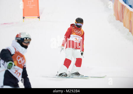 Pyeongchang, Corée du Sud. Feb 6, 2018. Les trains de la Chine Wang Jin avant le ski acrobatique bosses dames correspondent à des Jeux Olympiques d'hiver de PyeongChang 2018 au Bokwang Phoenix Park Neige à PyeongChang, Corée du Sud, le 6 février 2018. Les Jeux Olympiques d'hiver de PyeongChang 2018, s'amorcera le 9 février. Credit : Wu Zhuang/Xinhua/Alamy Live News Banque D'Images