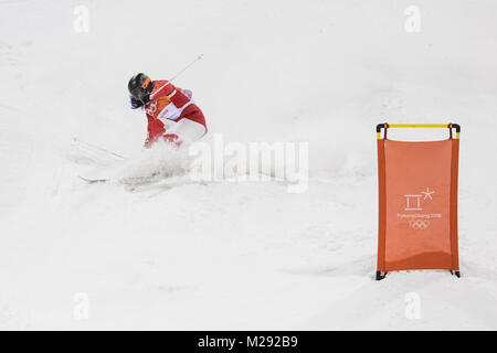 Pyeongchang, Corée du Sud. Feb 6, 2018. La Chine trains Ziyan Guan en avant du ski acrobatique bosses dames correspondent à des Jeux Olympiques d'hiver de PyeongChang 2018 au Bokwang Phoenix Park Neige à PyeongChang, Corée du Sud, le 6 février 2018. Les Jeux Olympiques d'hiver de PyeongChang 2018, s'amorcera le 9 février. Credit : Wu Zhuang/Xinhua/Alamy Live News Banque D'Images
