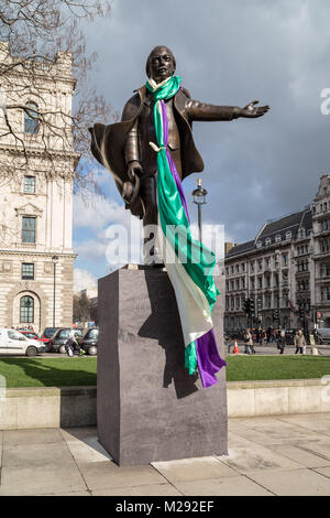 Londres, Royaume-Uni. Feb 6, 2018. Un mouvement des suffragettes banner est attaché autour du cou de la statue de David Lloyd George à la place du Parlement. Il est de 100 ans depuis la Loi sur la représentation du peuple a été adoptée, l'octroi de certaines femmes de plus de 30 au Royaume-Uni, le droit de vote pour la première fois, mais David Lloyd George était le chancelier de l'Échiquier qui, à l'époque, les femmes s'opposent au vote. Crédit : Guy Josse/Alamy Live News Banque D'Images