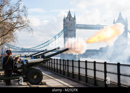 Londres, Royaume-Uni. 6 Février, 2018. Des soldats en tenue de cérémonie de l'honorable compagnie d'artillerie, la ville de London Regiment de l'armée de réserve et le plus ancien régiment dans l'armée britannique, feu L118 trois légères de cérémonie lors d'une salve de 62 sur la Tamise pour marquer le 66e anniversaire de la reine accession au trône le jour où son père, le roi George VI, est mort. Credit : Mark Kerrison/Alamy Live News Banque D'Images