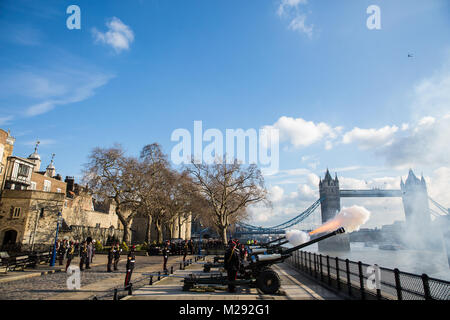 Londres, Royaume-Uni. 6 Février, 2018. Des soldats en tenue de cérémonie de l'honorable compagnie d'artillerie, la ville de London Regiment de l'armée de réserve et le plus ancien régiment dans l'armée britannique, feu L118 trois légères de cérémonie lors d'une salve de 62 sur la Tamise pour marquer le 66e anniversaire de la reine accession au trône le jour où son père, le roi George VI, est mort. Credit : Mark Kerrison/Alamy Live News Banque D'Images