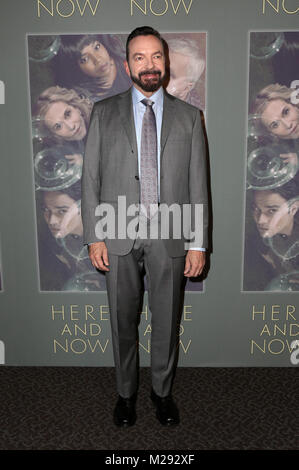Los Angeles, CA, USA. 05 févr., 2018. Alan Ball à l'Ici et maintenant en première mondiale au Los Angeles Lot DGA le 5 février 2018 à Los Angeles, Californie. Crédit : David Edwards/media/Alamy Punch Live News Banque D'Images
