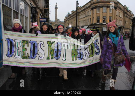 Newcastle sur Tyne, Royaume-Uni, 6e Février, 2018. 100 ans le vote des femmes Célébration à Gray's Monument Newcastle sur Tyne, Royaume-Uni, 6e Février, 2018. David Whinham/Alamy Live News Banque D'Images