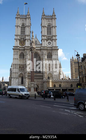 Londres, Royaume-Uni. Feb 6, 2018. Ciel bleu sur l'abbaye de Westminster un jour froid dans le centre de Londres. Les gens chaleureux de clôture comme les prévisions météo sont pour la semaine la plus froide jusqu'à présent cette année©Keith Larby/Alamy Live News Banque D'Images