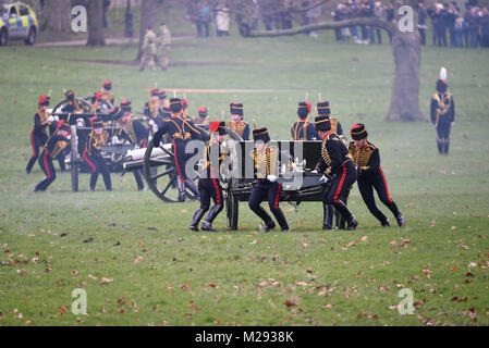 Une salve de 41 a été tenu par les troupes du roi Royal Horse Artillery à Green Park, près de Buckingham Palace, pour marquer la date de la reine Elizabeth II au trône croissant - qui s'est produit le 6 février 1952 à la suite de la mort du roi George VI Banque D'Images