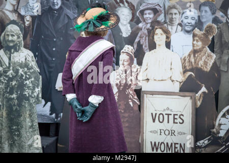 Londres, Royaume-Uni. Feb 6, 2018. Le maire de Londres y compris l'historien Lucy Worsley (photo) accueille une exposition symbolique à Trafalgar Square en marquant 100 ans depuis la 1918 Loi sur la représentation du peuple a été adoptée - une victoire historique qui a donné le premier le droit de vote aux femmes. Crédit : Guy Josse/Alamy Live News Banque D'Images