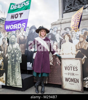 Londres, Royaume-Uni. Feb 6, 2018. Le maire de Londres y compris l'historien Lucy Worsley (photo) accueille une exposition symbolique à Trafalgar Square en marquant 100 ans depuis la 1918 Loi sur la représentation du peuple a été adoptée - une victoire historique qui a donné le premier le droit de vote aux femmes. Crédit : Guy Josse/Alamy Live News Banque D'Images