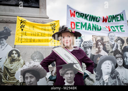 Londres, Royaume-Uni. Feb 6, 2018. Le maire de Londres y compris l'historien Lucy Worsley (photo) accueille une exposition symbolique à Trafalgar Square en marquant 100 ans depuis la 1918 Loi sur la représentation du peuple a été adoptée - une victoire historique qui a donné le premier le droit de vote aux femmes. Crédit : Guy Josse/Alamy Live News Banque D'Images