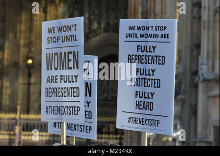 Londres, Royaume-Uni. 6 février 2018. Des pancartes tenues par les femmes membres du cabinet fantôme et du travail des hommes politiques devant les Maisons du Parlement pour aider au lancement de la campagne du gouvernement pour célébrer les 100 ans du droit de vote pour les femmes. Crédit : Stephen Chung / Alamy Live News Banque D'Images