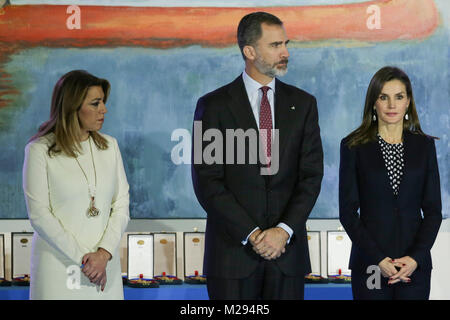 Les rois espagnols Felipe VI, Letizia Ortiz et politicien Susana Díaz durant la prestation de médailles d'or du mérite dans les beaux-arts en 2018 à Malaga, le mardi 06, février 2018. Más Información Gtres Crédit : Comuniación sur ligne, S.L./Alamy Live News Banque D'Images