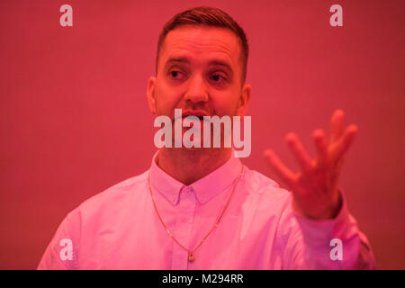 Londres, Royaume-Uni. Feb 6, 2018. Eddie Peake (photo) 'pitch' en béton, une nouvelle exposition, dans la galerie sud, White Cube Bermondsey. Crédit : Guy Bell/Alamy Live News Banque D'Images