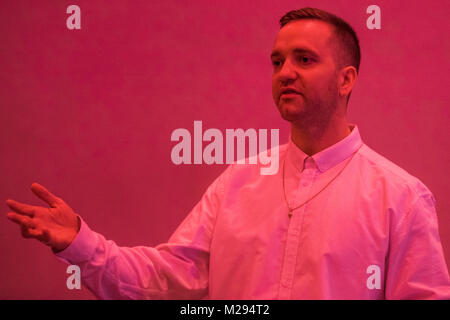 Londres, Royaume-Uni. Feb 6, 2018. Eddie Peake (photo) 'pitch' en béton, une nouvelle exposition, dans la galerie sud, White Cube Bermondsey. Crédit : Guy Bell/Alamy Live News Banque D'Images