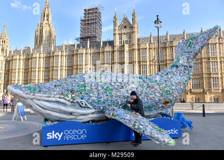 Londres, Royaume-Uni. 6 février 2018. 'Plasticus" une baleine fabriqués à partir de bouteilles en plastique est vu en dehors du Parlement pour promouvoir l'océan du ciel le sauvetage, une campagne visant à réduire la quantité de plastique dans les océans du monde. En plastique non seulement avoir un effet néfaste sur la vie marine, mais il se retrouve dans la chaîne alimentaire qui est ingéré par les humains. Le nombre de bouteilles de plastique utilisées dans la construction Plasticus est le même nombre de plastique qui se termine dans l'océan chaque seconde. Crédit : Stephen Chung / Alamy Live News Banque D'Images