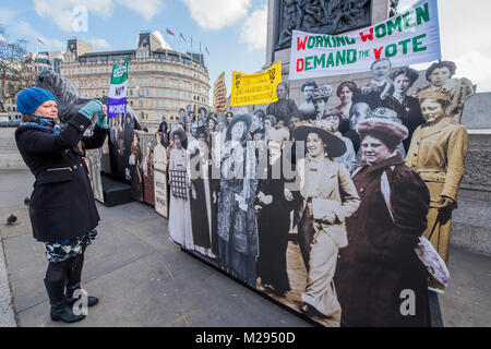 Londres, Royaume-Uni. Feb 6, 2018. Un montage de femmes influentes sur le suffrage, lutte, à Trafalgar Square. Cela fait partie de Sadiq Khan's #  BehindEveryGreatCity campagne qui fait le champion du fait que c'est les réalisations et les contributions des femmes, de tous les horizons de la vie, qui font de grandes villes comme Londres. Il coïncide avec les 100 ans de la 1918 Loi sur la représentation du peuple, qui ont donné à certains le droit de vote aux femmes, et a été introduit grâce à la campagne des suffragettes et les suffragettes. Crédit : Guy Bell/Alamy Live News Banque D'Images