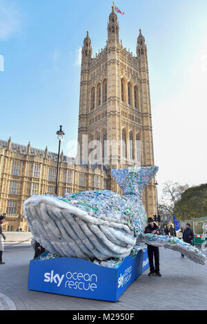 Londres, Royaume-Uni. 6 février 2018. 'Plasticus" une baleine fabriqués à partir de bouteilles en plastique est vu en dehors du Parlement pour promouvoir l'océan du ciel le sauvetage, une campagne visant à réduire la quantité de plastique dans les océans du monde. En plastique non seulement avoir un effet néfaste sur la vie marine, mais il se retrouve dans la chaîne alimentaire qui est ingéré par les humains. Le nombre de bouteilles de plastique utilisées dans la construction Plasticus est le même nombre de plastique qui se termine dans l'océan chaque seconde. Crédit : Stephen Chung / Alamy Live News Banque D'Images