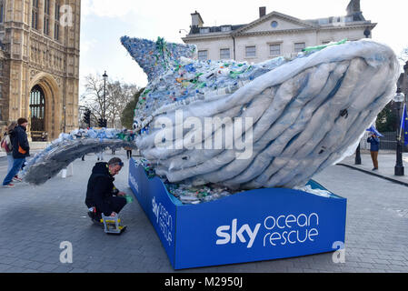 Londres, Royaume-Uni. 6 février 2018. 'Plasticus" une baleine fabriqués à partir de bouteilles en plastique est vu en dehors du Parlement pour promouvoir l'océan du ciel le sauvetage, une campagne visant à réduire la quantité de plastique dans les océans du monde. En plastique non seulement avoir un effet néfaste sur la vie marine, mais il se retrouve dans la chaîne alimentaire qui est ingéré par les humains. Le nombre de bouteilles de plastique utilisées dans la construction Plasticus est le même nombre de plastique qui se termine dans l'océan chaque seconde. Crédit : Stephen Chung / Alamy Live News Banque D'Images