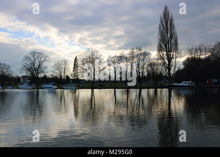 Teddington, Londres, Royaume-Uni. Feb 6, 2018. Météo britannique. Un jour très froid à côté de la Tamise à Teddington où la température n'a atteint 3 degrés. Credit : Julia Gavin/Alamy Live News Banque D'Images