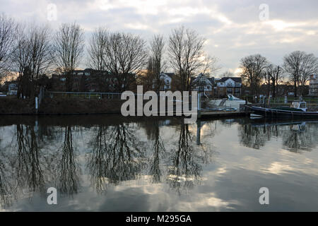 Teddington, Londres, Royaume-Uni. Feb 6, 2018. Météo britannique. Un jour très froid à côté de la Tamise à Teddington où la température n'a atteint 3 degrés. Credit : Julia Gavin/Alamy Live News Banque D'Images