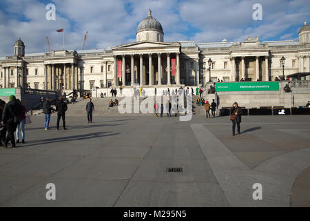 Londres, Royaume-Uni. Feb 6, 2018. Météo britannique. Jour frisquet avec ciel bleu sur Trafalgar Square dans le centre de Londres. Les gens chaleureux de clôture comme les prévisions météo sont pour la semaine la plus froide depuis le début de l'année Crédit : Keith Larby/Alamy Live News Banque D'Images