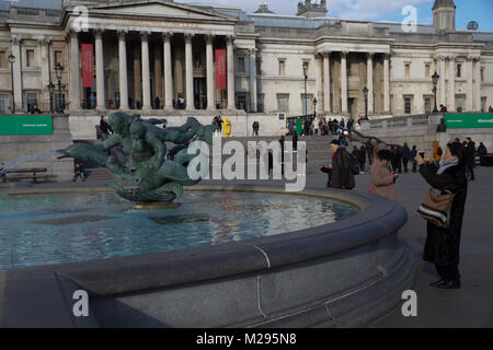 Londres, Royaume-Uni. Feb 6, 2018. Météo britannique. Jour frisquet avec ciel bleu sur Trafalgar Square dans le centre de Londres. Les gens chaleureux de clôture comme les prévisions météo sont pour la semaine la plus froide depuis le début de l'année Crédit : Keith Larby/Alamy Live News Banque D'Images