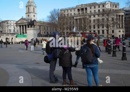 Londres, Royaume-Uni. Feb 6, 2018. Météo britannique. Jour frisquet avec ciel bleu sur Trafalgar Square dans le centre de Londres. Les gens chaleureux de clôture comme les prévisions météo sont pour la semaine la plus froide depuis le début de l'année Crédit : Keith Larby/Alamy Live News Banque D'Images