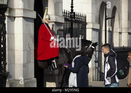 Londres, Royaume-Uni. Feb 6, 2018. Météo britannique. Chilly day Horseguards Parade dans le centre de Londres. Les gens chaleureux de clôture comme les prévisions météo sont pour la semaine la plus froide depuis le début de l'année Crédit : Keith Larby/Alamy Live News Banque D'Images