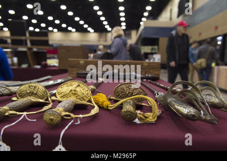 Dalton, GA, USA. 4e Mar, 2018. Souvenirs militaires et des reliques les collectionneurs se sont réunis au parc des expositions de la Géorgie Dalton pour acheter, vendre, échanger des épées, des fusils, des balles et d'uniformes des années 1800 à l'ère du Vietnam. Les amateurs de militaires souvent dépenser des milliers de dollars sur leurs collections.Photo : élaborer des épées sur l'affichage de guerres passées Crédit : Robin Rayne Nelson/ZUMA/Alamy Fil Live News Banque D'Images