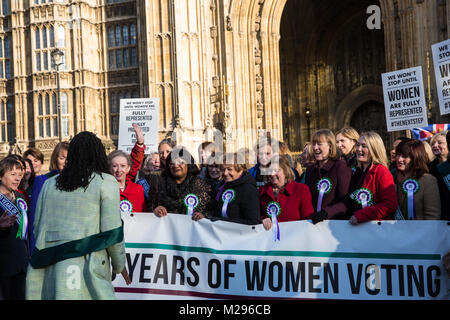 Londres, Royaume-Uni. Feb 6, 2018. Le travail des femmes parlementaires célébrer le centenaire du vote des femmes à l'extérieur du palais de Westminster. La Loi sur la représentation du peuple a été adoptée le 6 février 1918 et a donné aux femmes âgées de plus de 30 'propriété' et de droit de vote. Credit : Mark Kerrison/Alamy Live News Banque D'Images