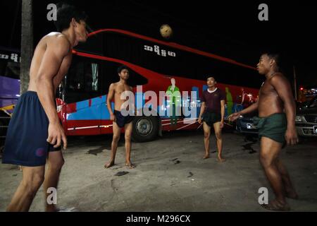 Yangon, Myanmar. Mar 13, 2017. Les jeunes hommes jouer Sepak Takraw à une station de bus juste en dehors du centre de Yangon. Crédit : John Owens/SOPA/ZUMA/Alamy Fil Live News Banque D'Images