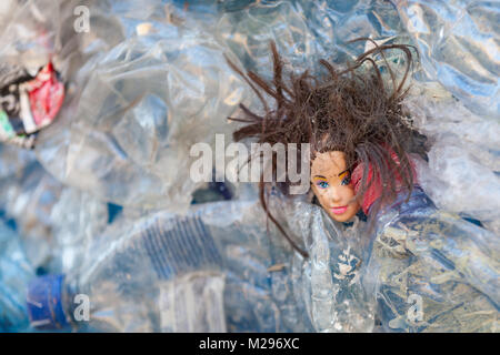 Detail shot de déchets plastiques les plastiques de bouteilles, déchets et une tête de poupée en plastique polluant l'eau et des océans Banque D'Images