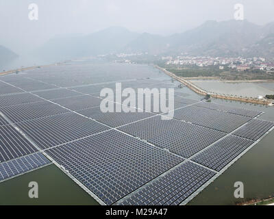 Hangzhou. 1er février, 2018. Photo aérienne prise le 1 février 2018 montre une centrale photovoltaïque dans la région de la rivière dans la ville de Hangzhou, Province de Zhejiang en Chine de l'Est. Il y a plus de 20 villages dans la zone de diffusion de jonction de la rivière Xin'an, rivière Lanjiang et rivière Fuchun à Hangzhou. Le gouvernement local a stimulé le tourisme écologique et de la protection de l'environnement des projets dans la région, qui allie sports, loisirs et de délicatesse. Credit : Weng Xinyang/Xinhua/Alamy Live News Banque D'Images