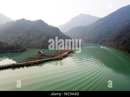 Hangzhou. 1er février, 2018. Photo aérienne prise le 1 février 2018 montre une voie verte dans la zone de la rivière dans la ville de Hangzhou, Province de Zhejiang en Chine de l'Est. Il y a plus de 20 villages dans la zone de diffusion de jonction de la rivière Xin'an, rivière Lanjiang et rivière Fuchun à Hangzhou. Le gouvernement local a stimulé le tourisme écologique et de la protection de l'environnement des projets dans la région, qui allie sports, loisirs et de délicatesse. Crédit : Li Yan/Xinhua/Alamy Live News Banque D'Images