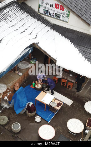 Hangzhou. 1er février, 2018. Photo aérienne prise le 1 février 2018 montre les villageois traditionnels mange dans Sandu Village de pêcheurs de Jiande City, est de la Chine, la Province de Zhejiang. Il y a plus de 20 villages dans la zone de diffusion de jonction de la rivière Xin'an, rivière Lanjiang et rivière Fuchun à Hangzhou. Le gouvernement local a stimulé le tourisme écologique et de la protection de l'environnement des projets dans la région, qui allie sports, loisirs et de délicatesse. Credit : Weng Xinyang/Xinhua/Alamy Live News Banque D'Images