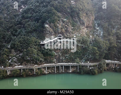 Hangzhou. 1er février, 2018. Photo aérienne prise le 1 février 2018 montre une voie verte dans la zone de la rivière dans la ville de Hangzhou, Province de Zhejiang en Chine de l'Est. Il y a plus de 20 villages dans la zone de diffusion de jonction de la rivière Xin'an, rivière Lanjiang et rivière Fuchun à Hangzhou. Le gouvernement local a stimulé le tourisme écologique et de la protection de l'environnement des projets dans la région, qui allie sports, loisirs et de délicatesse. Credit : Weng Xinyang/Xinhua/Alamy Live News Banque D'Images