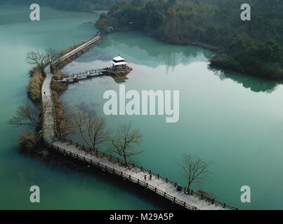 Hangzhou. 1er février, 2018. Photo aérienne prise le 1 février 2018 montre une voie verte dans la zone de la rivière dans la ville de Hangzhou, Province de Zhejiang en Chine de l'Est. Il y a plus de 20 villages dans la zone de diffusion de jonction de la rivière Xin'an, rivière Lanjiang et rivière Fuchun à Hangzhou. Le gouvernement local a stimulé le tourisme écologique et de la protection de l'environnement des projets dans la région, qui allie sports, loisirs et de délicatesse. Credit : Weng Xinyang/Xinhua/Alamy Live News Banque D'Images