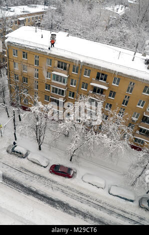 Concierge nettoie la neige du toit après les chutes de neige à Moscou Russie Banque D'Images