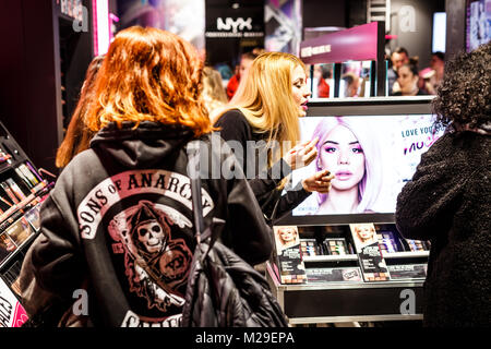 Les femmes shopping. Les femmes dans les ventes à la boutique de cosmétiques à. Banque D'Images