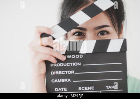 Young attractive Asian woman holding cocoon avec sentiment positif. La production de films et de films concept Banque D'Images