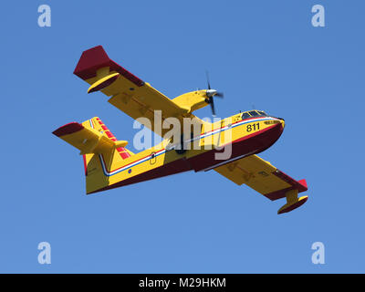 SIBENIK, Croatie - le 25 juin : Bombardier Bombardier d'eau CL-415 le 25 juin 2011 près de Sibenik, Croatie. CL-415 et de bombardiers d'eau similaires sont utilisés Banque D'Images